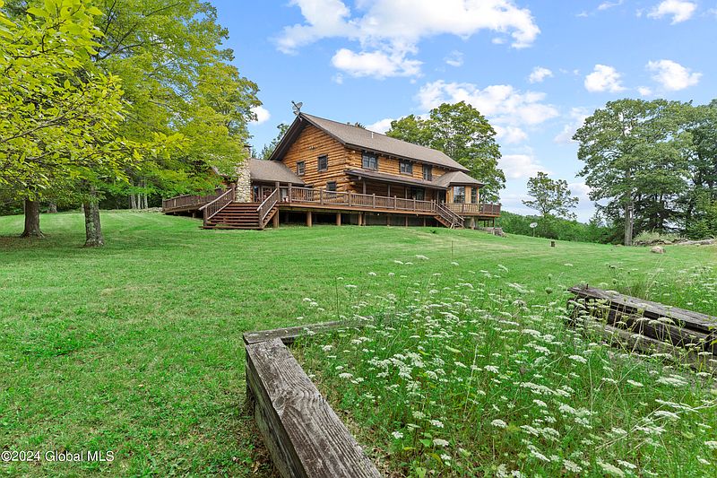 4th image of 838 Sly Pond Road
