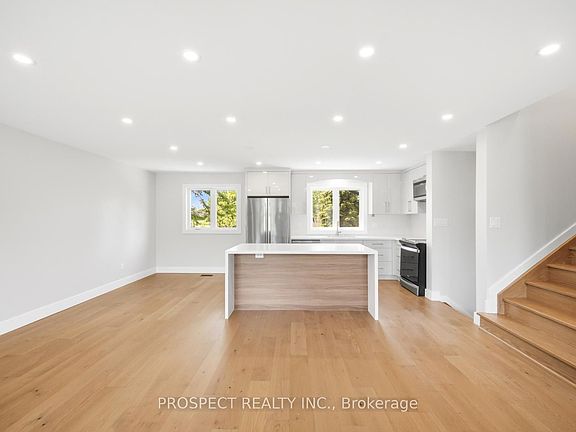 5th image of 568 Simcoe St