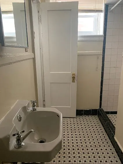 Arts and Crafts Apartments — Photo 10