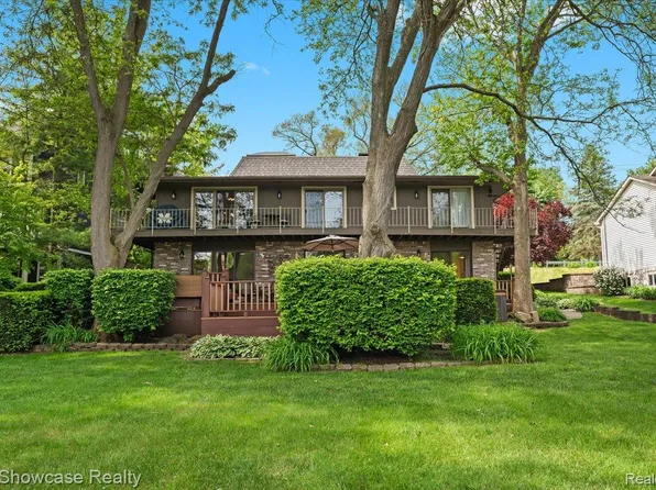 3428 Benstein Rd, Commerce Township, MI 48382