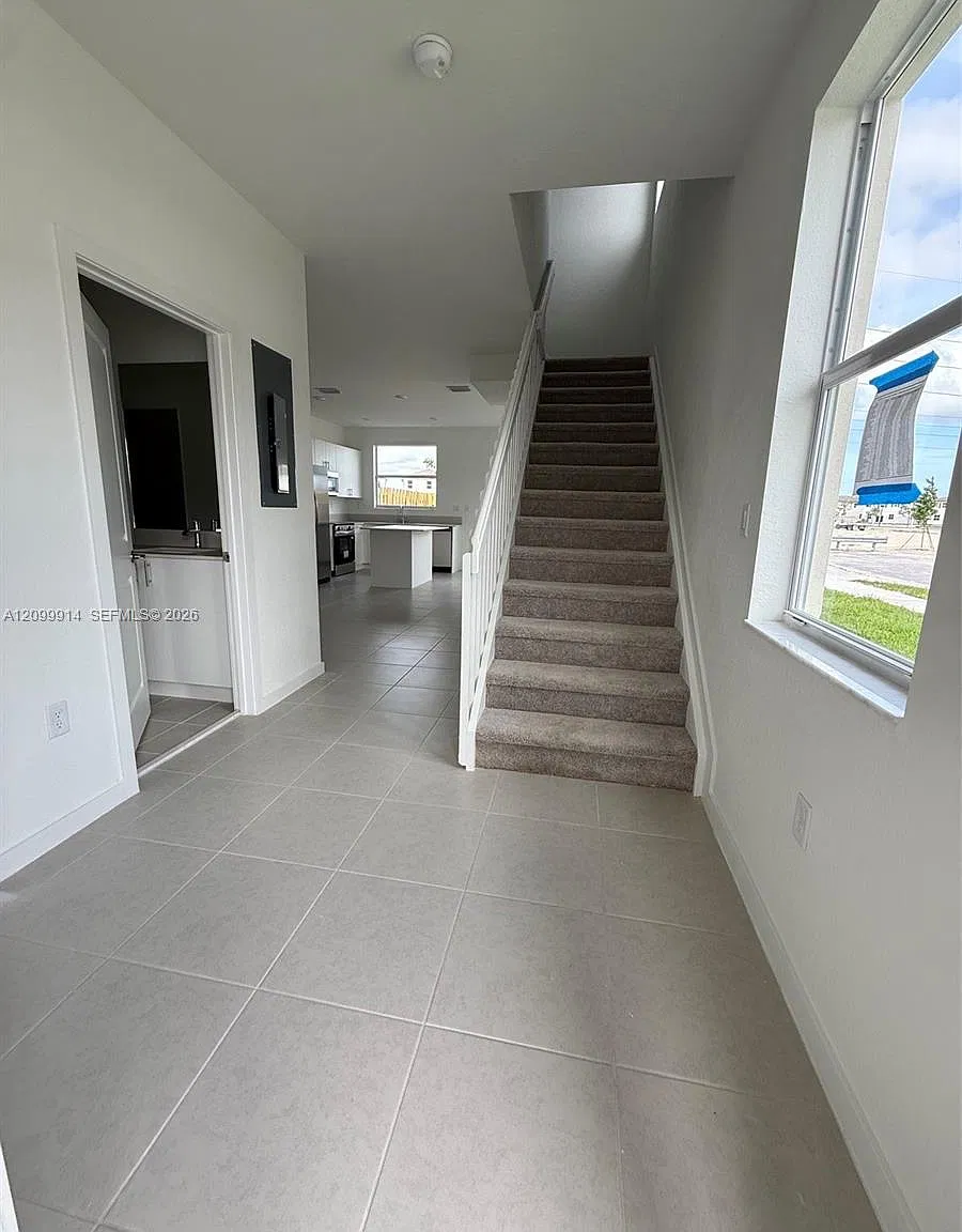 3 bed, 3.0 bath, $2,600 — Photo 2