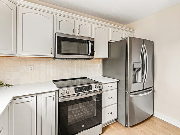 4th image of 835 Spruce St