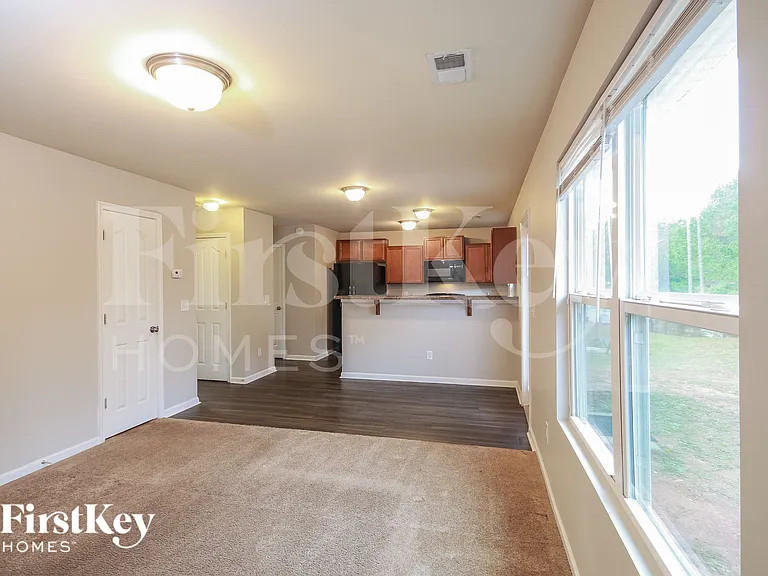 513 Ellingsworth Ln — Photo 3
