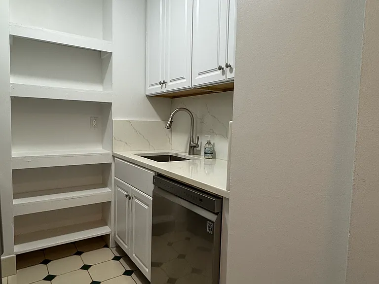 311 E 38th St #9C — Photo 15