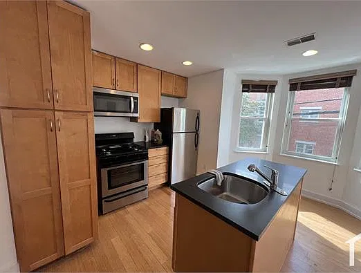 2 bed, 1000 sqft, $2,400 — Photo 2