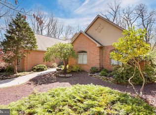 8 Hidden Pond Dr, Reading, PA 19607