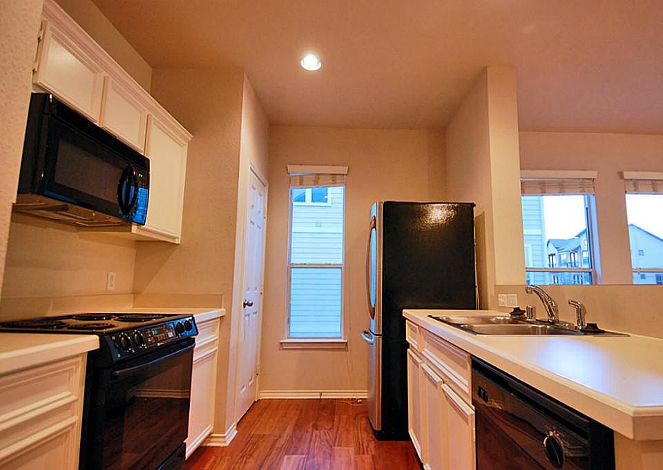 2nd image of 2910 Clay Ave