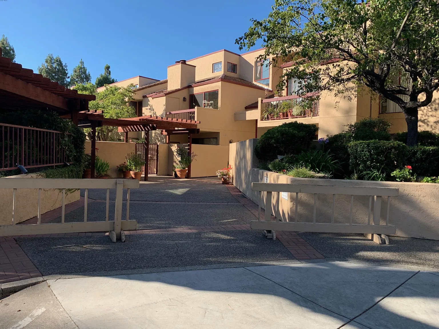 2 bed, 1300 sqft, $3,400 — Photo 2