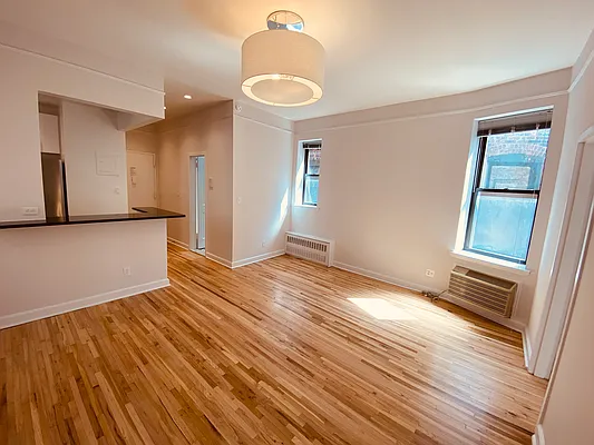 Rented by Metropolis Real Estate of Manhattan | media 9