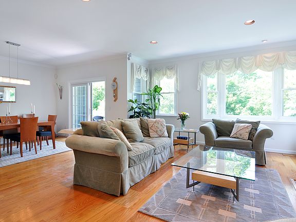 2nd image of 10 Richmond Hl