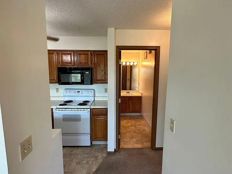 36 Plex - Village Green Apartments — Photo 11
