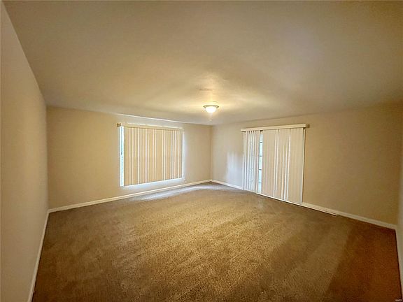 3rd image of 1045 Meadowlark Dr