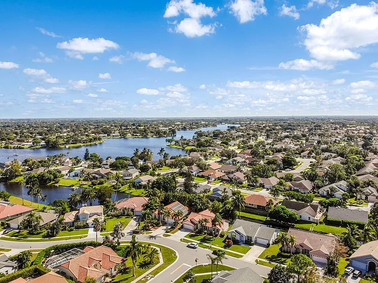1256 Lake Breeze Dr — Photo 3