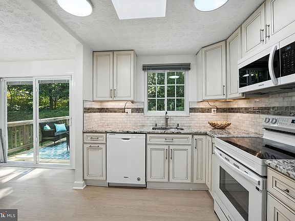 4th image of 2527 Tabor Ct