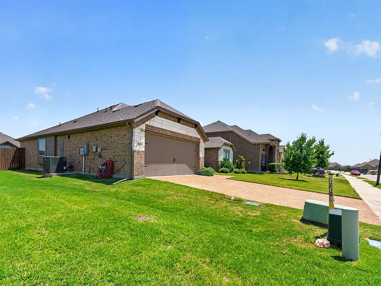 2819 Diamondback Dr — Photo 2
