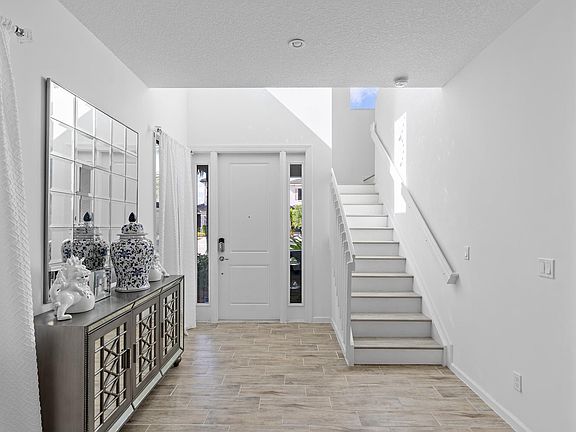4th image of 6215 Oceanaire Way