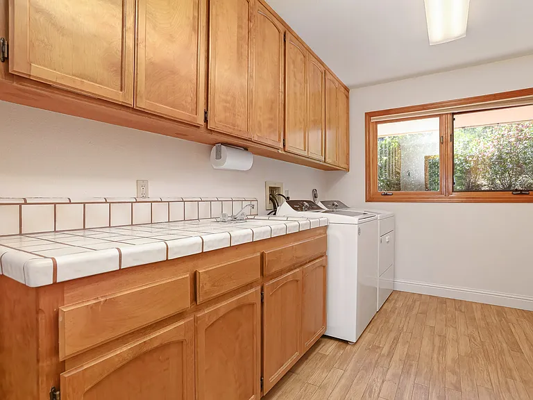 1049 Woodside Ln — Photo 39