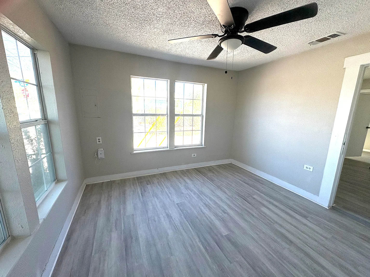 2 bed, 604 sqft, $1,050 — Photo 2