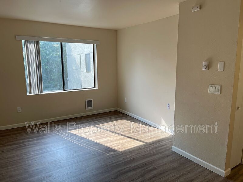 1st image of 400 10th Ave #301