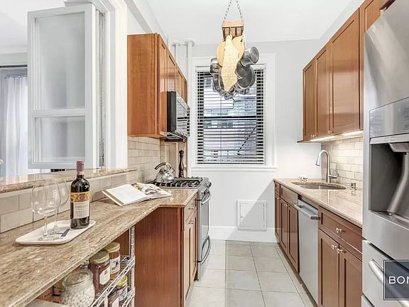 3rd image of 212 E 48th St APT 4B
