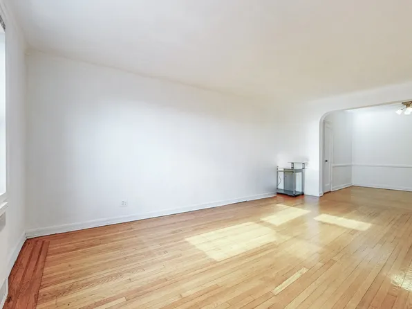 69-40 Yellowstone Boulevard image 4 of 21