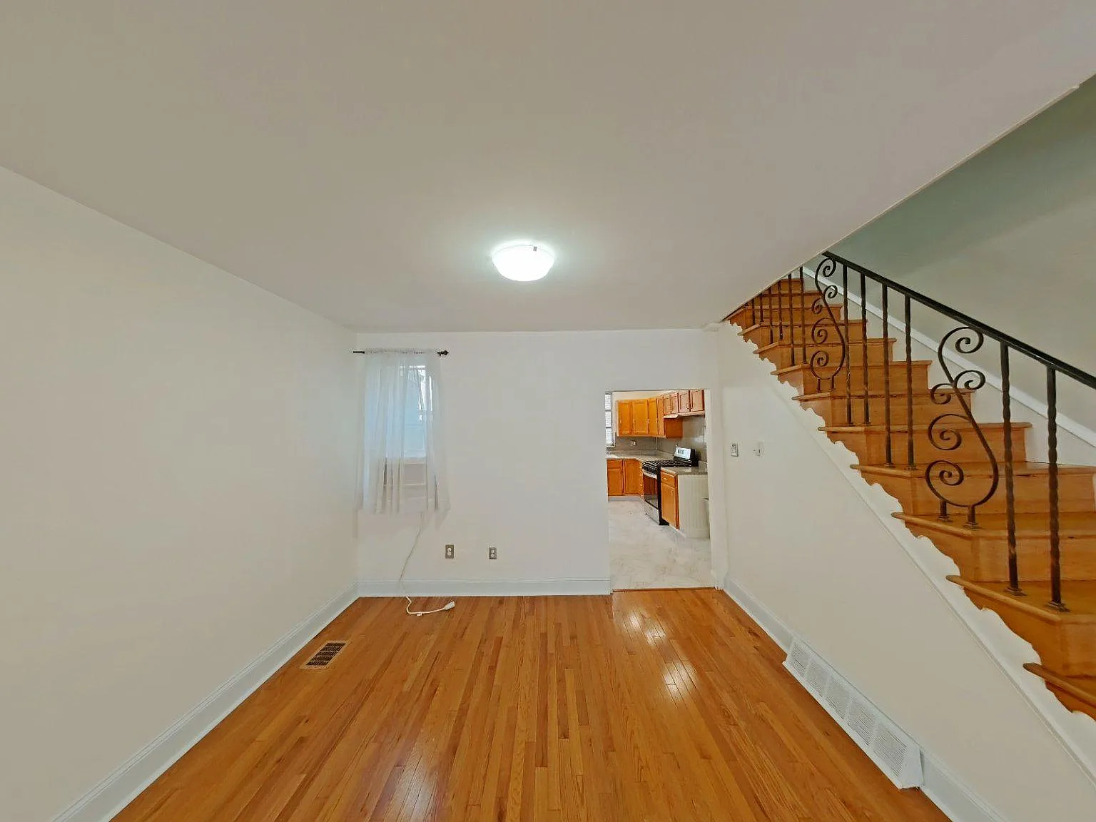 3 bed, 1.0 bath, 1050 sqft, $1,800 — Photo 3