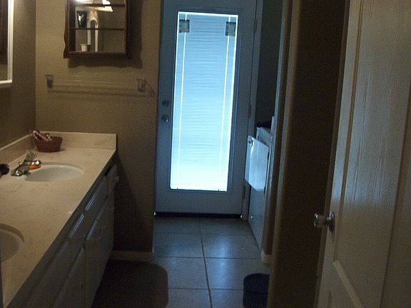 washer/dryer bathroom, fullsize/guest