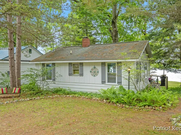 1132 S Woodland Dr, White Cloud, MI 49349