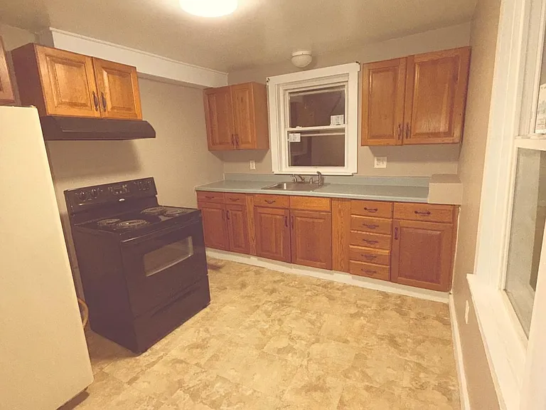 1302 Irwin St — Photo 4
