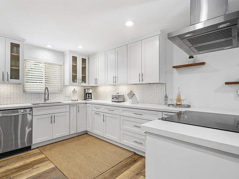 671 Lindell Blvd — Photo 12