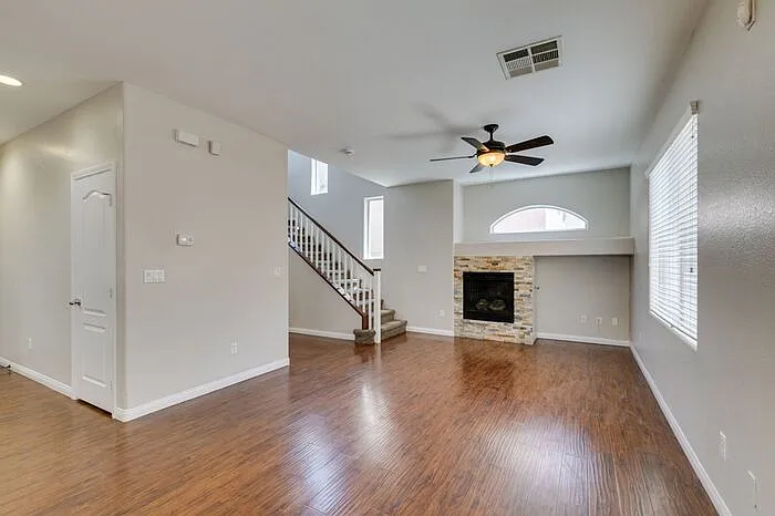 3 bed, 2.0 bath, 1887 sqft, $1,900 — Photo 2