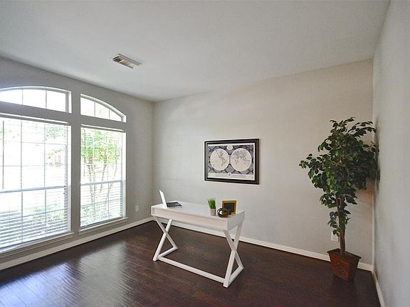 3rd image of 3019 Five Oaks Dr