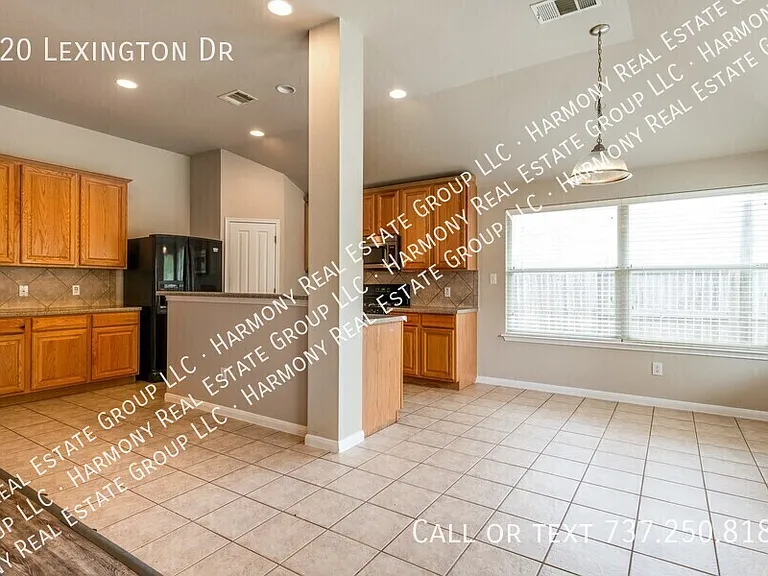220 Lexington Dr — Photo 6