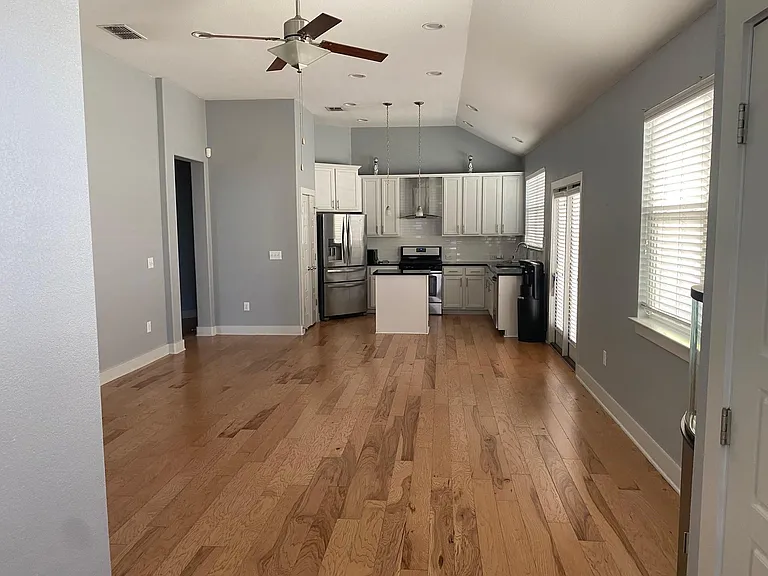 7205 Tybalt St — Photo 4