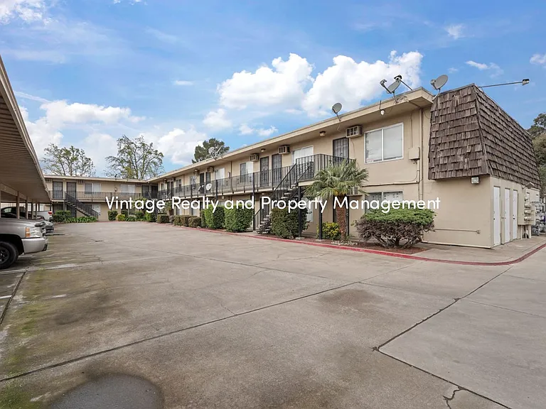 110 E Grove St — Photo 30