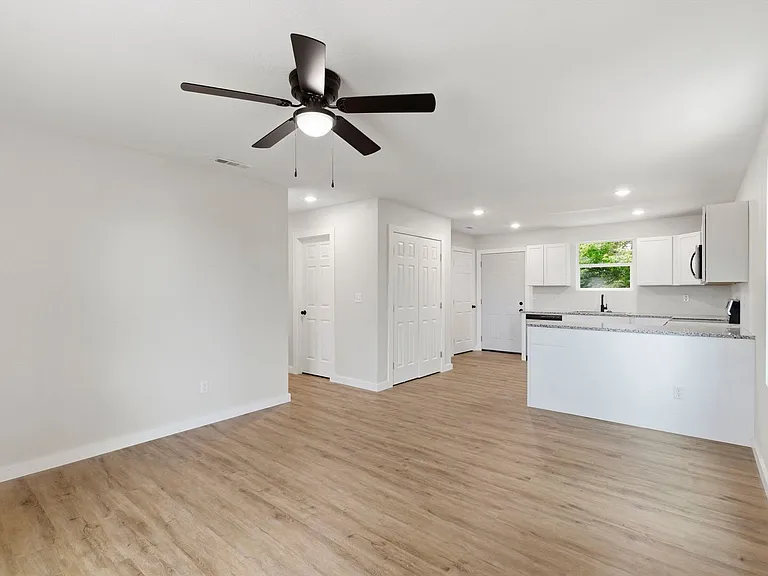 402 S Frisco #B — Photo 3