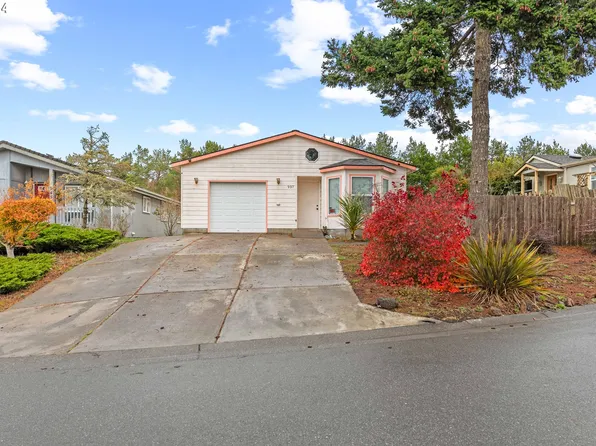 937 Stillwater Dr, Coos Bay, OR 97420