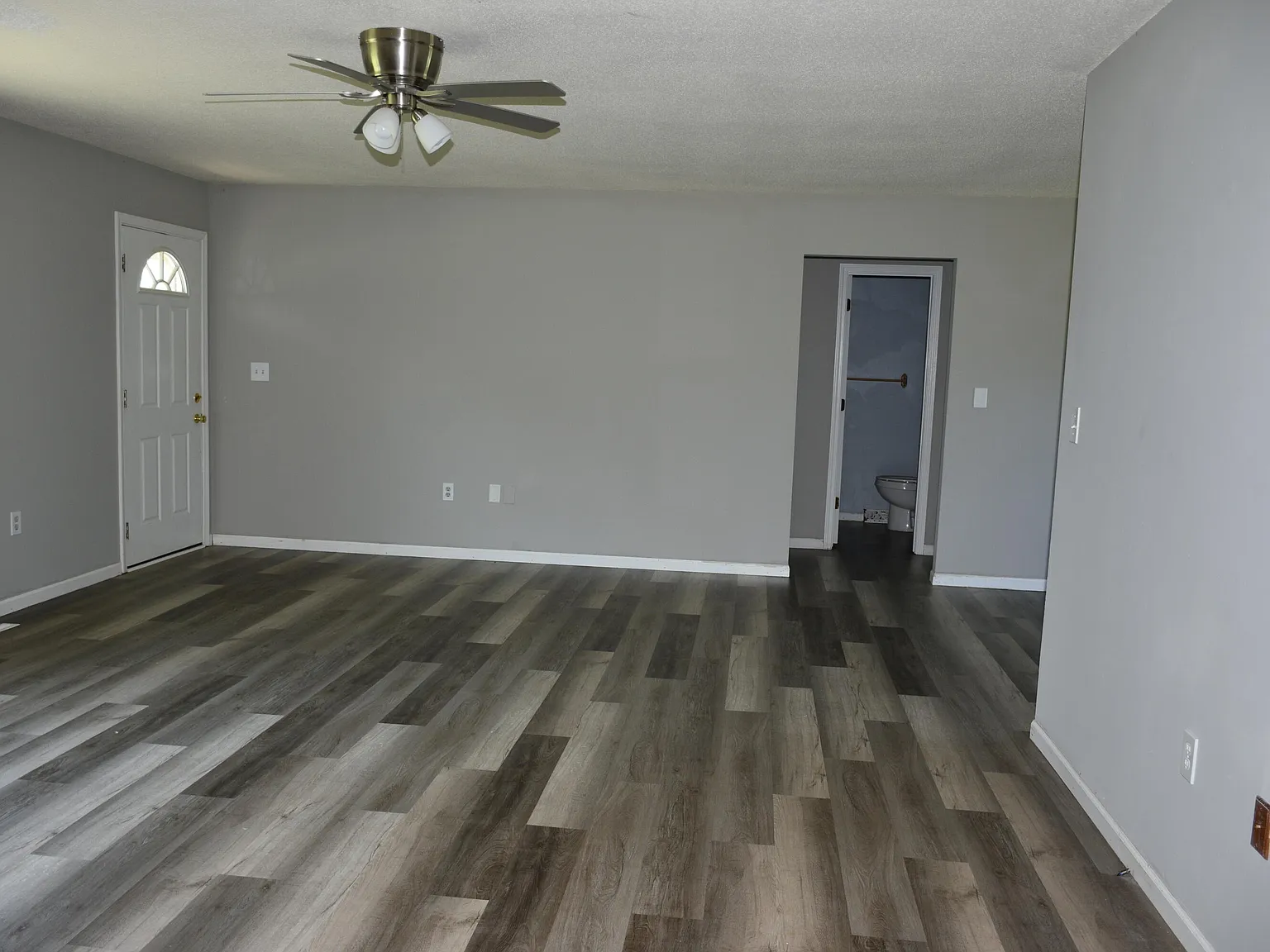 3 bed, 2.0 bath, 1800 sqft, $1,500 — Photo 2