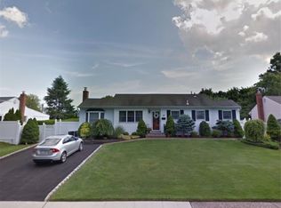 10 Dorian Ln, Commack, NY 11725