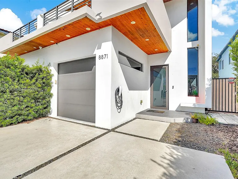 8871 SW 28th St — Photo 2