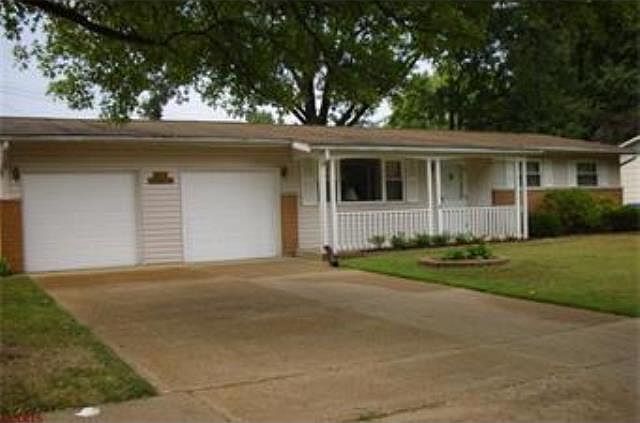 1st image of 685 Lawnview Dr