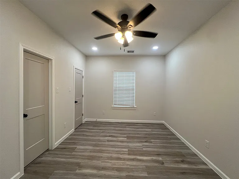 817 Center St — Photo 25