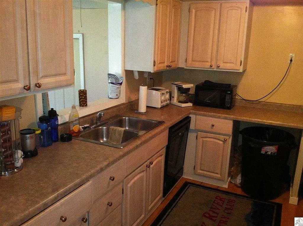6 bed, 2292 sqft, $2,010 — Photo 3