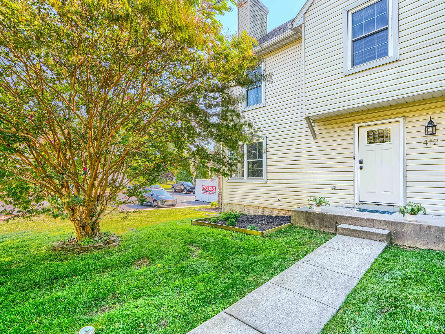 3 bed, 2.5 bath, 2094 sqft, $2,500 — Photo 2