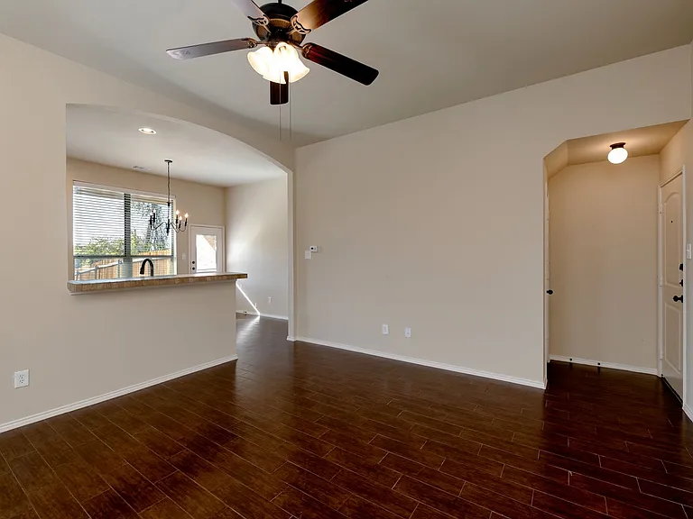 365 Orbit Dr — Photo 4