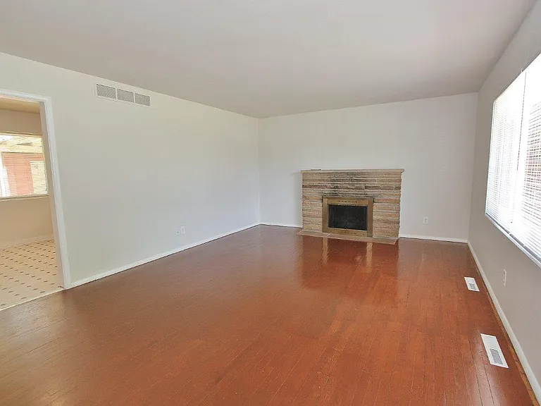 4011 W Greenbrier Dr — Photo 7