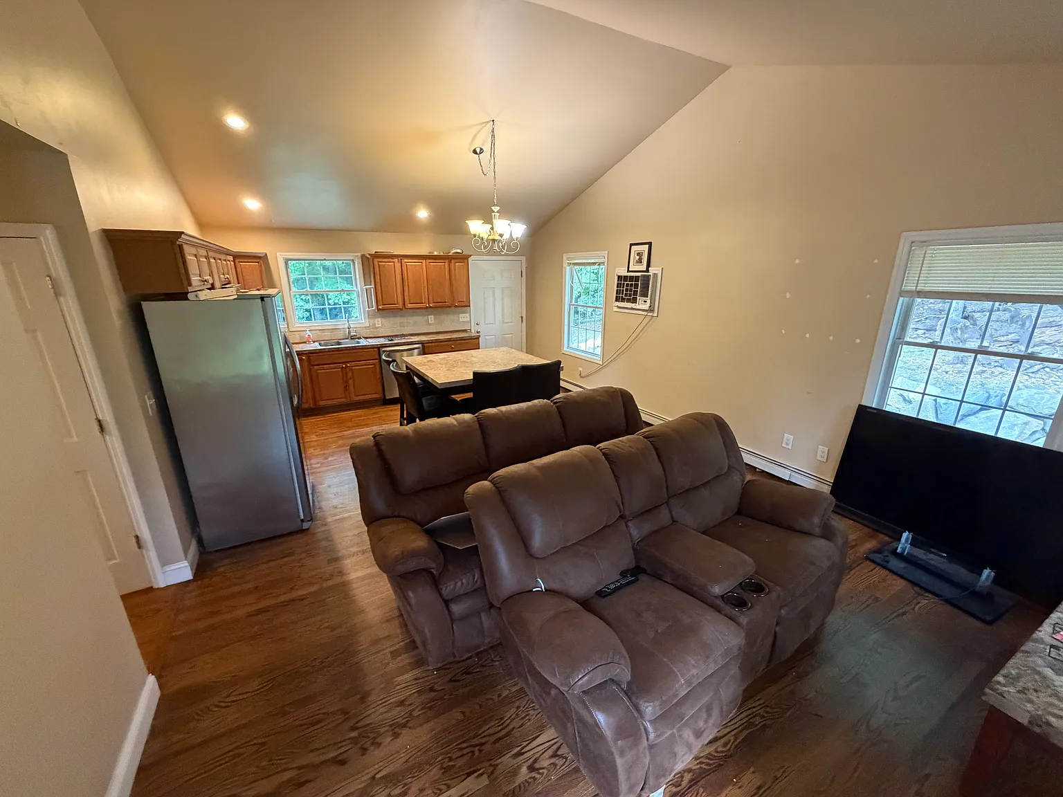 3 bed, 985 sqft, $4,000 — Photo 2