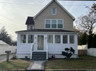 349 N 4th St, Lindenhurst, NY 11757