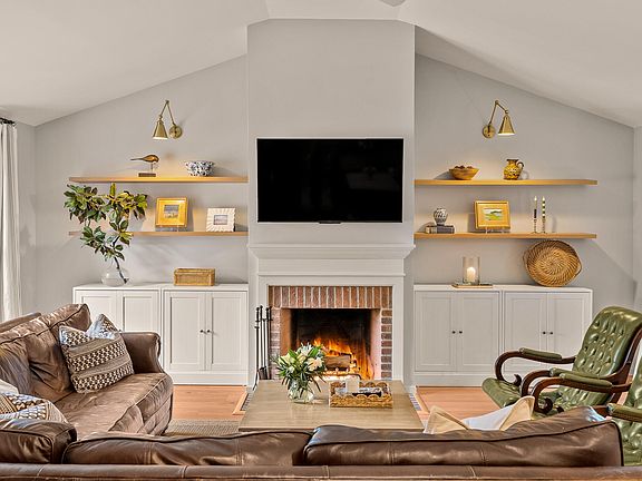 2nd image of 808 Bruce St