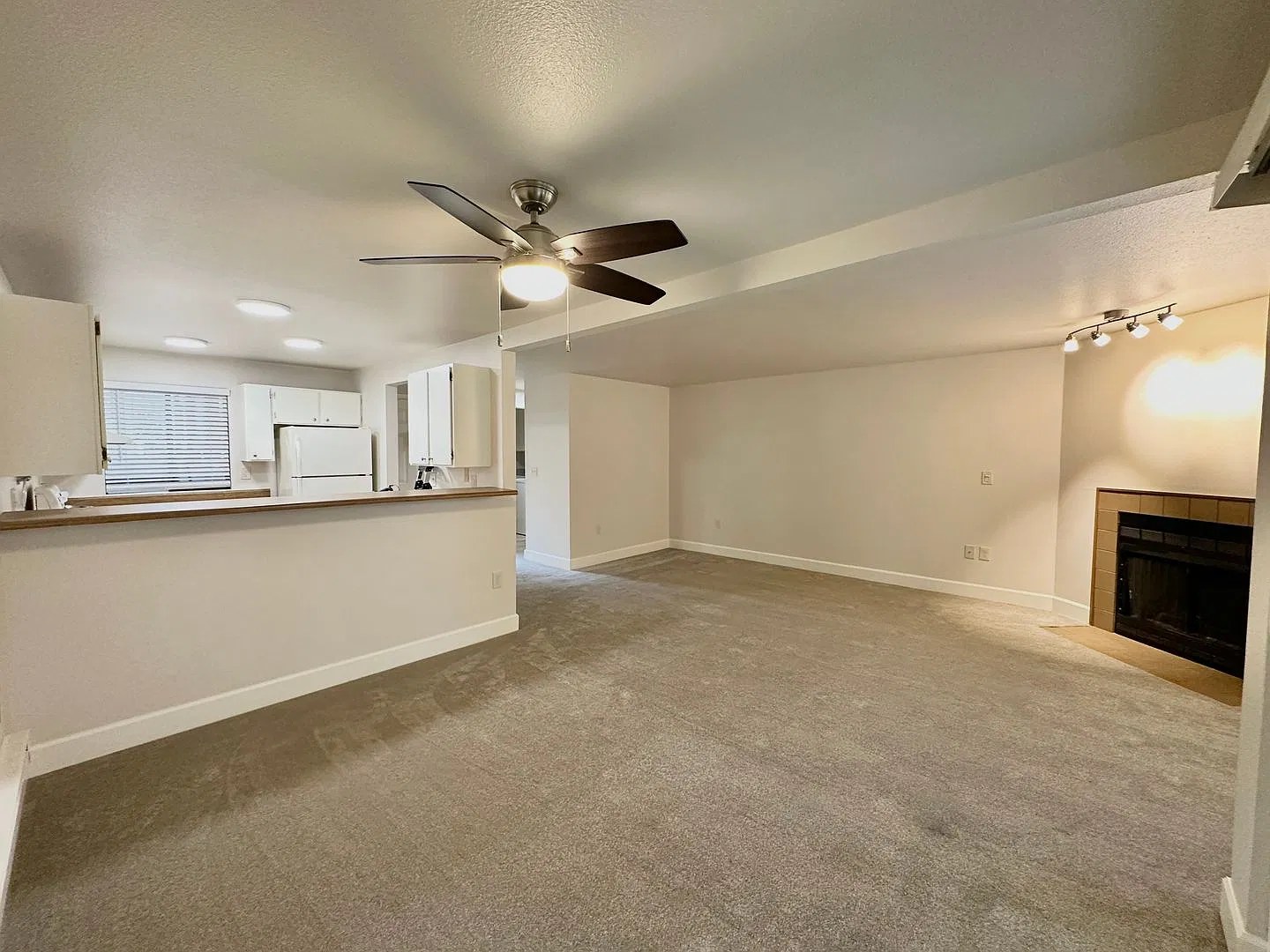 Meydenbauer West Apartments - 550 100th Ave SE — Photo 3